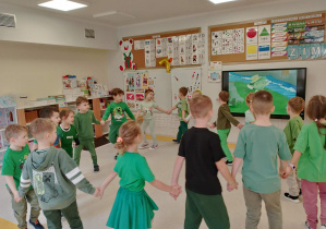 Dzieci śpiewają piosenkę projektu edukacyjnego.