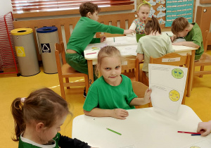 Dzieci kolorują przy stoliczku.