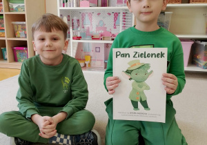 Chłopiec prezentuje zdjęcie głównego bohatera.