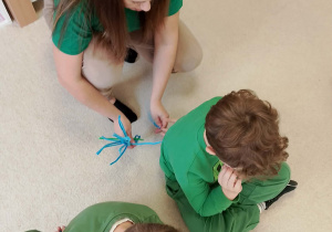 Zabawa z wykorzystaniem patyczków.