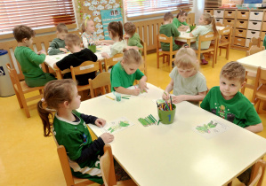 Dzieci kolorują Pana Zielonkę.