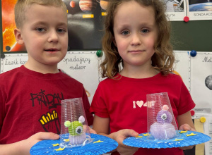 Dzieci trzymają w rękach wykonane przez siebie prace.
