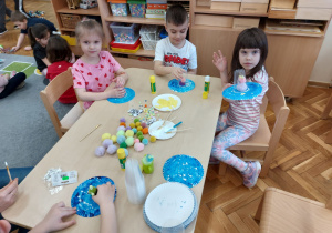 Dzieci tworzą ufoludki z różnych materiałów.