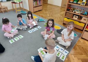 Dzieci trzymają w ręku obrazki z uffoludkami i statkami kosmicznymi.