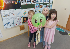 Dzieci pozują z grupowym ufoludkiem.