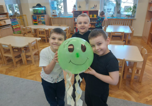 Dzieci trzymają w ręku ufoludka wykonanego całą grupą.