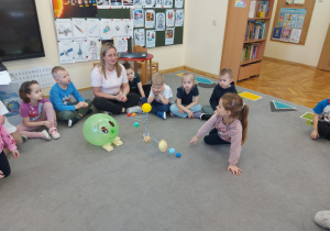 Dzieci poznają informacje o planetach.