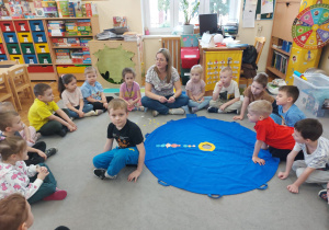 Dzieci poznają kolejność planet w Układzie Słonecznym.