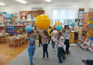 Dzieci bawią się z plantami.