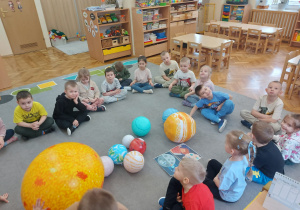 Dzieci układają planety w odpowiedniej kolejności.