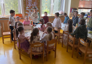 Chłopcy śpiewają dziewczynkom sto lat.