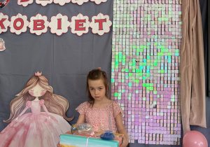 Dziewczynka trzyma prezent.