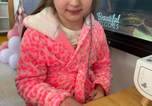 Dziewczynka pokazuje tatuaż i paznokcie.