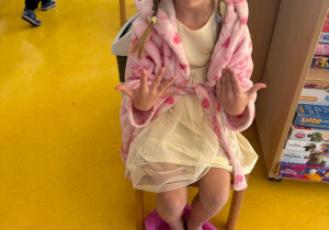 Dziewczynka ma kąpiel dla stópek.