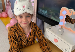 Dziewczynka w salonie kosmetycznym.