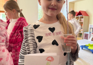 Dziewczynka z laurką od kolegów.