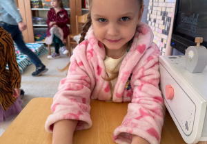 Dziewczynka prezentuje pomalowane paznokcie.