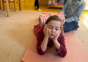 Dziewczynka jest w strefie masażu.