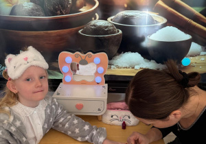 Dziewczynka ma malowane paznockie.