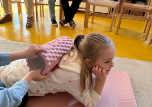 Dziewczynka w strefie masażu.