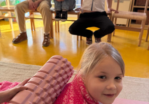 Dziewczynka w strefie masażu.