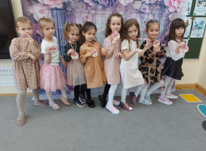 Dziewczynki pozują do wspólnego zdjęcia.