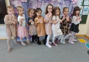 Dziewczynki pozują z medalami.