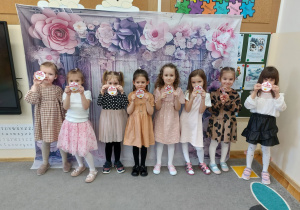 Dziewczynki trzymają w ręku medale wręczone przez chłopców.