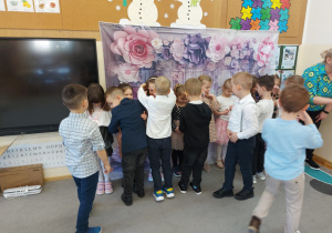 Chłopcy wręczają dziewczynkom medale.