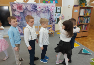 Chłopcy wręczają medale koleżankom.