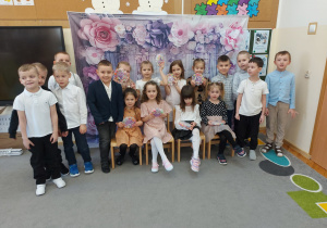 Dziewczynki pozują do wspólnego zdjęcia z chłopcami i otrzymanymi upominkami.