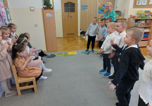 Chłopcy składają życzenia dziewczynkom.