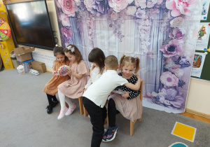 Chłopiec przytula dziewczynkę podczas składania życzeń.