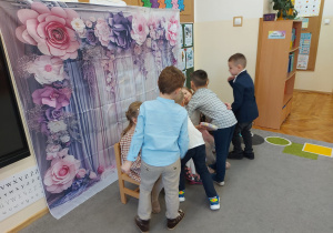 Chłopcy składają życzenia i przytulają koleżanki.