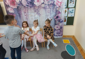 Chłopiec wręcza upominek koleżance.