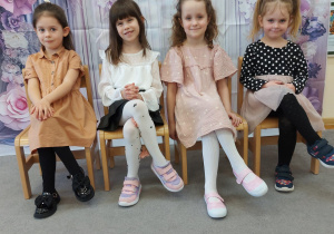 Dziewczynki pozują do wspólnego zdjęcia.