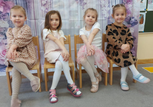 Dziewczynki pozują do wspólnego zdjęcia.