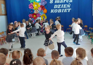 Pierwszy taniec w parach do muzyki - Tyle wdzięku.