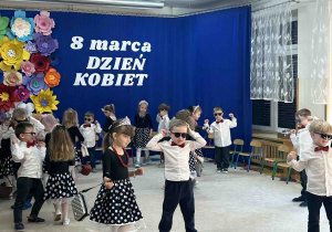 Chłopcy prezentują się w okularach przeciwsłonecznych.