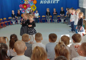 Dziewczynki z grupy Kropelek zapraszają wszystkich gości.