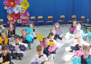 Czterolatki z kolorowymi kwiatami.