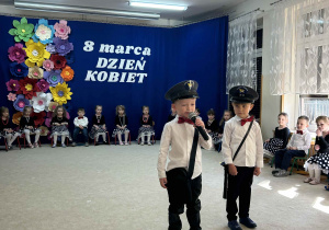 Chłopcy w roli listonoszów.