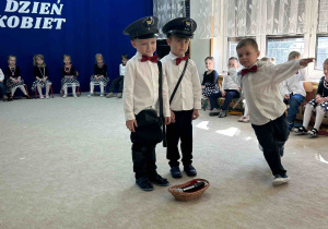 Chłopiec udaje ruchy wiatru.