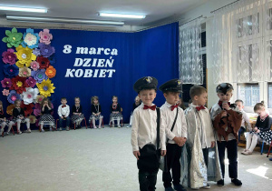 Chłopiec recytuje wiersz o głodnym ptaszku.