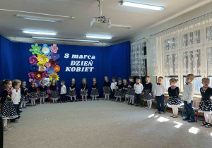 Wspólne śpiewanie piosenki - Dzisiaj dzień Kobiet.