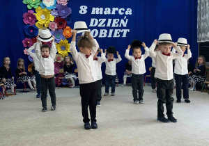 Taniec chłopców z kapeluszami.