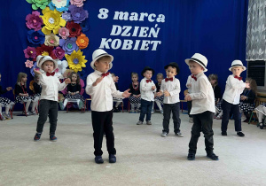 Chłopcy w tańcu dla dziewczynek.