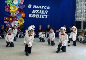 Chłopcy w tańcu z rekwizytem - kapeluszem.