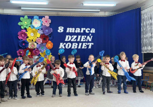 Chłopcy z gitarami.