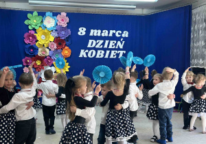 Dziewczynki tańczą z chłopcami w parach.